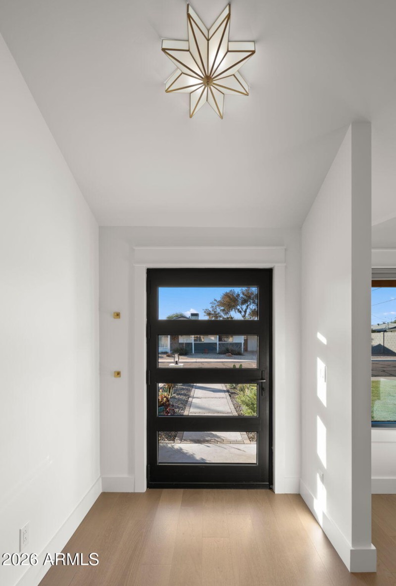 6-web-or-mls-Foyer