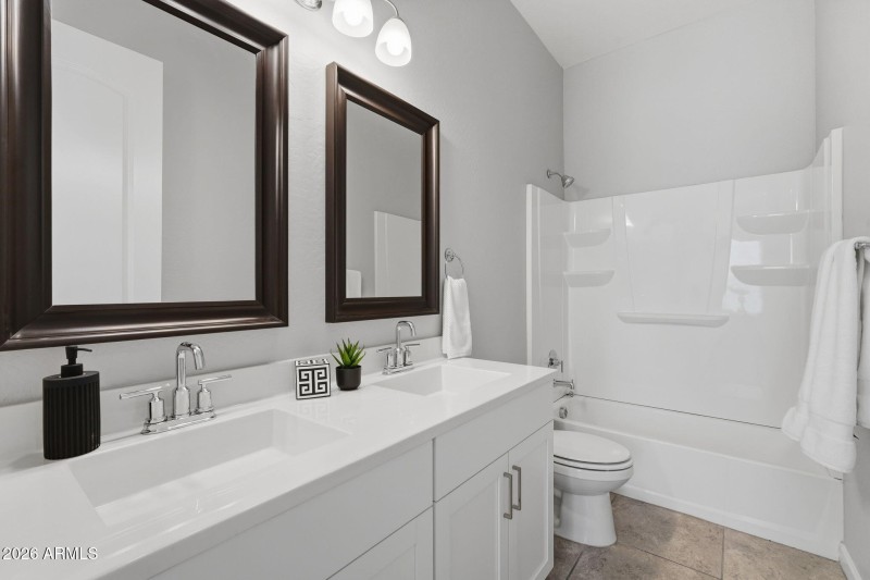 Guest Bathroom (Upstairs)