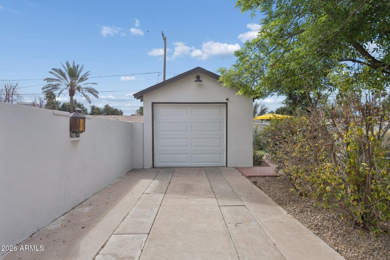 Detached 1 car garage