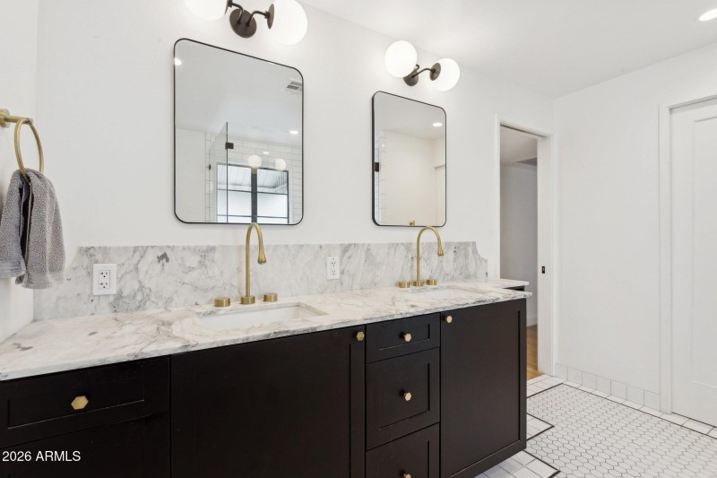 Dual vanity in primary bath