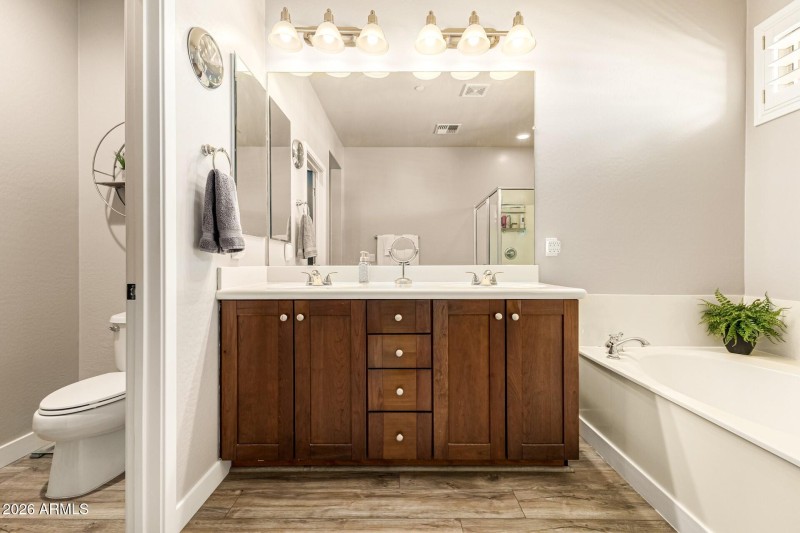 Dual sinks & Soaking tub