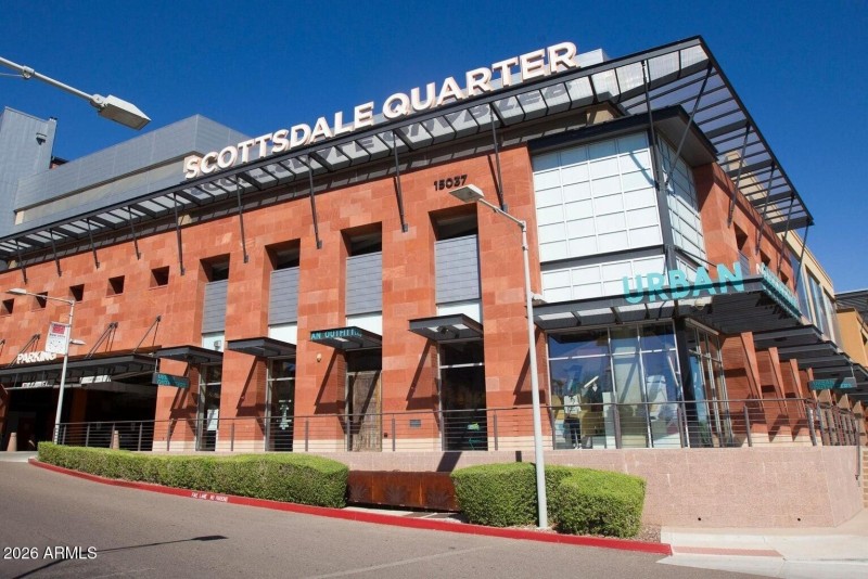 Nearby shopping & dining