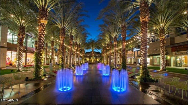 Nearby shopping & entertainment