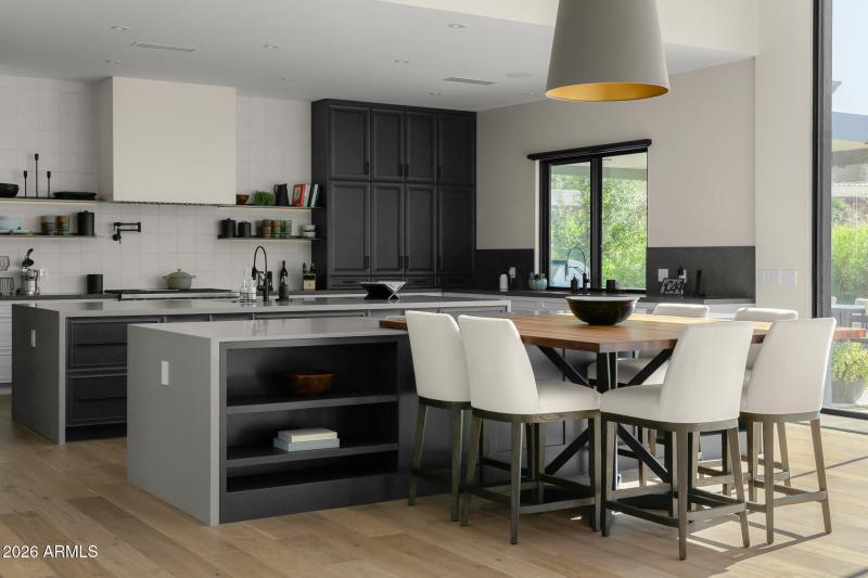 15kitchen and breakfast bar