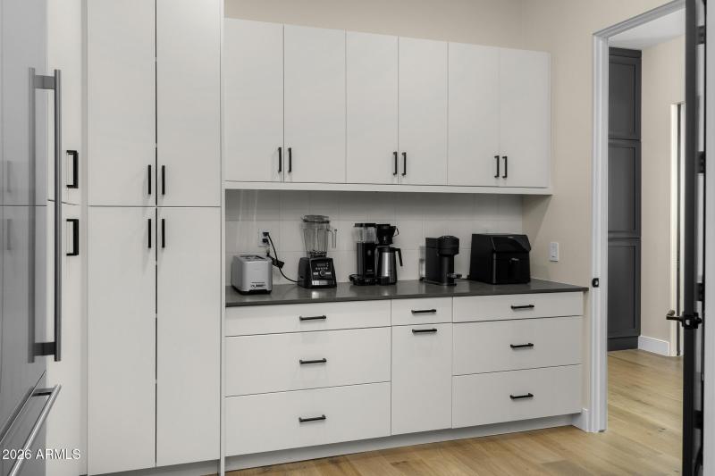 19oversized kitchen pantry