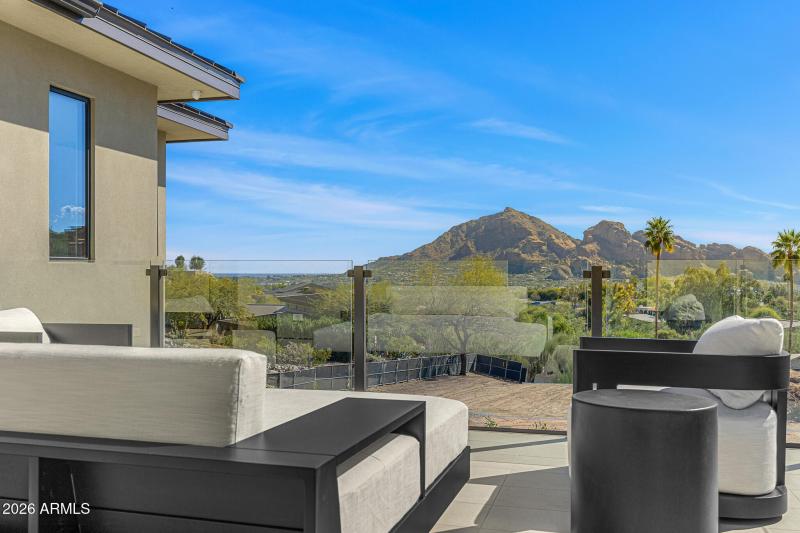 40primary suite patio lounge