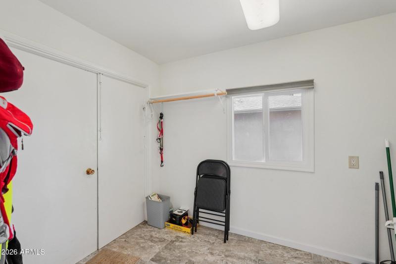 Spacious laundry room w/ golf cart doors