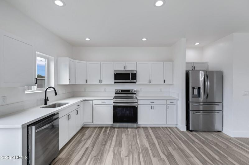 1523 W Hadley St-9