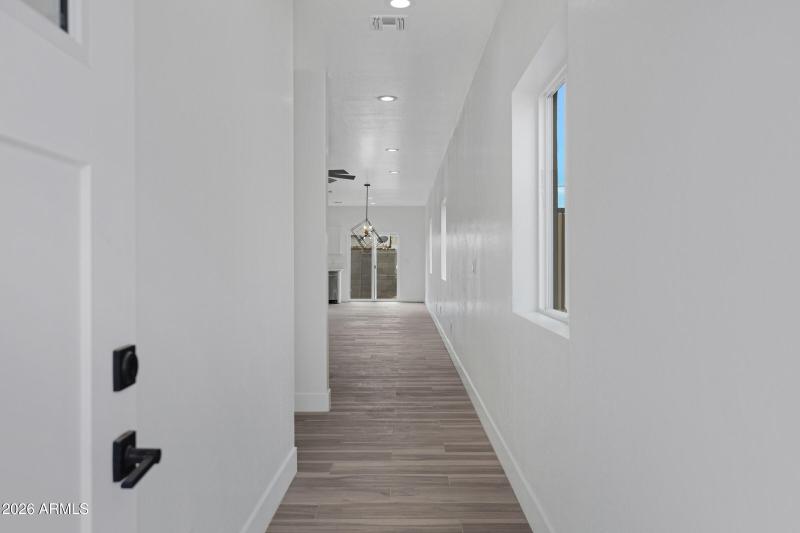 1523 W Hadley St-32