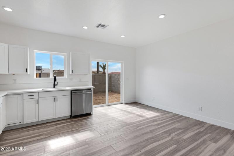 1523 W Hadley St-39