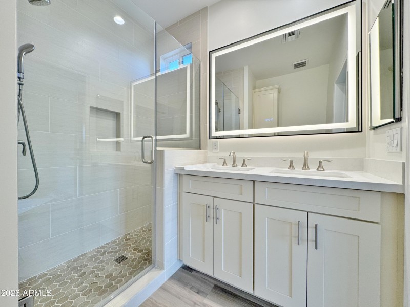 Master bath/lighted mirror