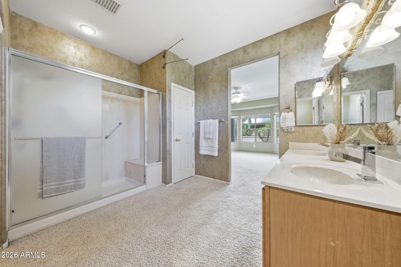 Large Shower with bench