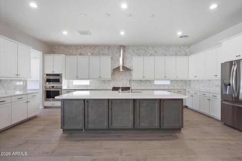 Kitchen w Under-island cabinet storage