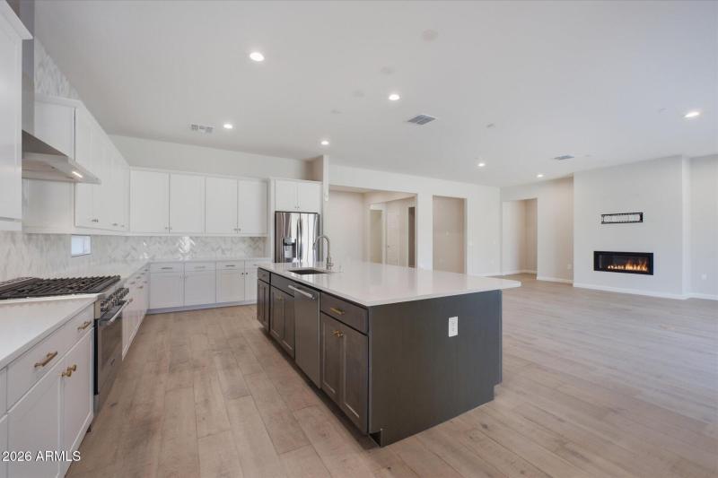 Modern & Spacious Kitchen