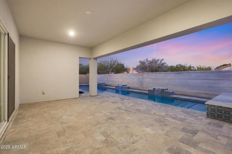 Spacious Covered Patio w Views