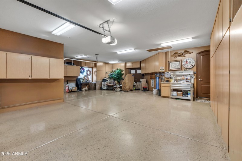 Huge garage w/storage