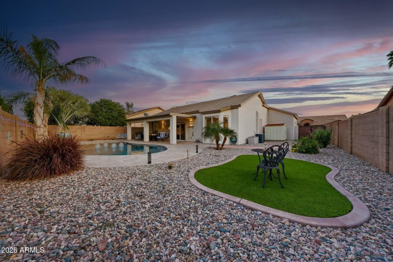 Amazing Oasis Style Backyard