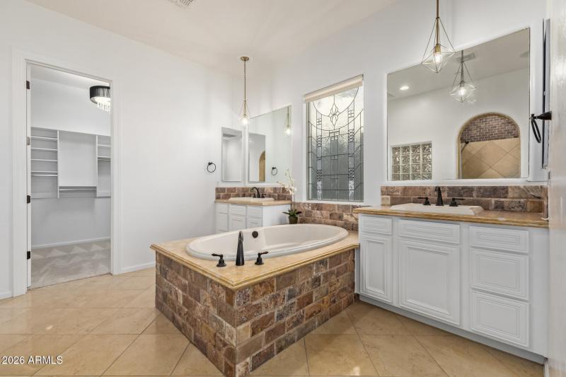Primary Bath- Dual Vanities w/tub