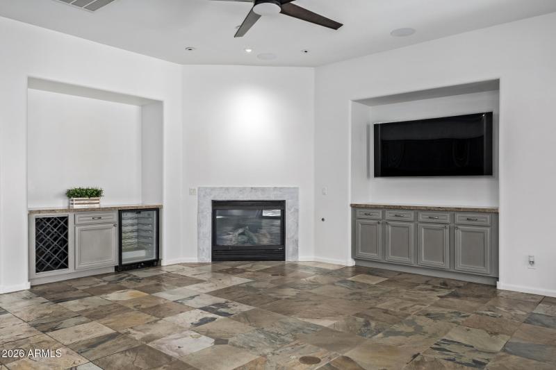 Family Rm w/built in bar area