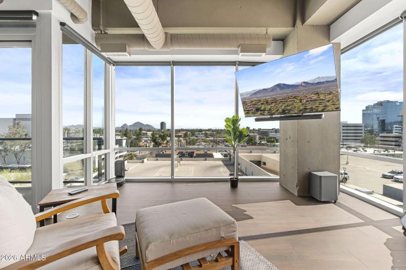 Great Rom + Camelback Mountain Views
