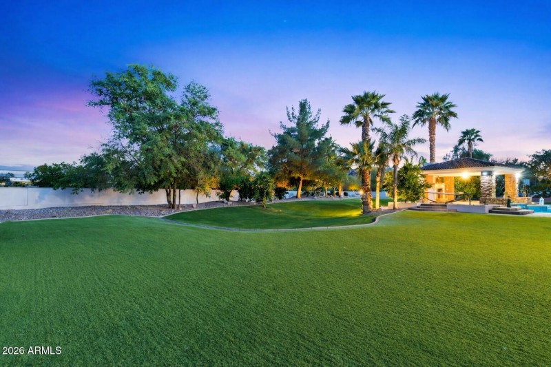 1,7 Acre Lot