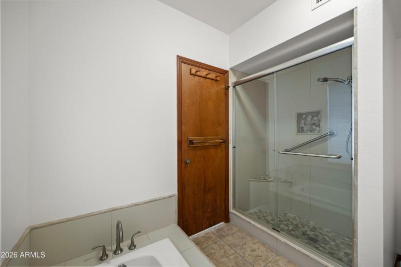 1204 E GLencove master bath