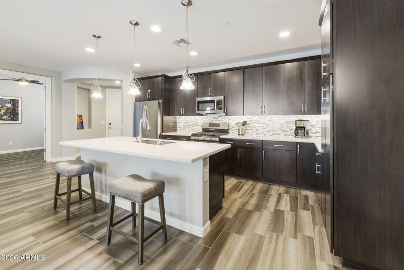 Kitchen island/breakfast bar