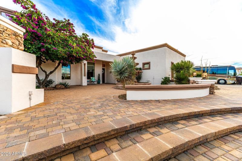 Beautiful Entry w cobbleston