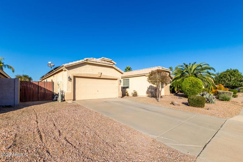 front-of-home-4-garage-9628-Lindner-re3