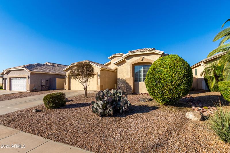 front-of-home-6-tree-flagpole-9628-Lindn