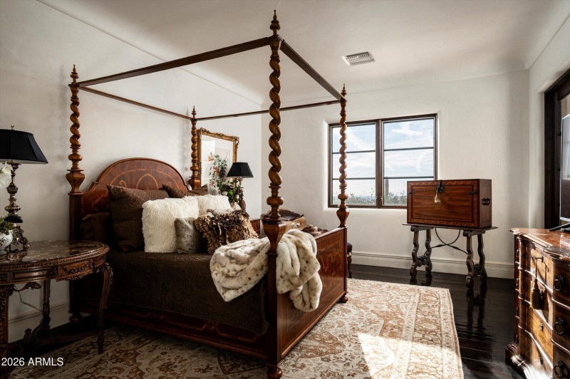 Guest suite 2 w/ walk in closet