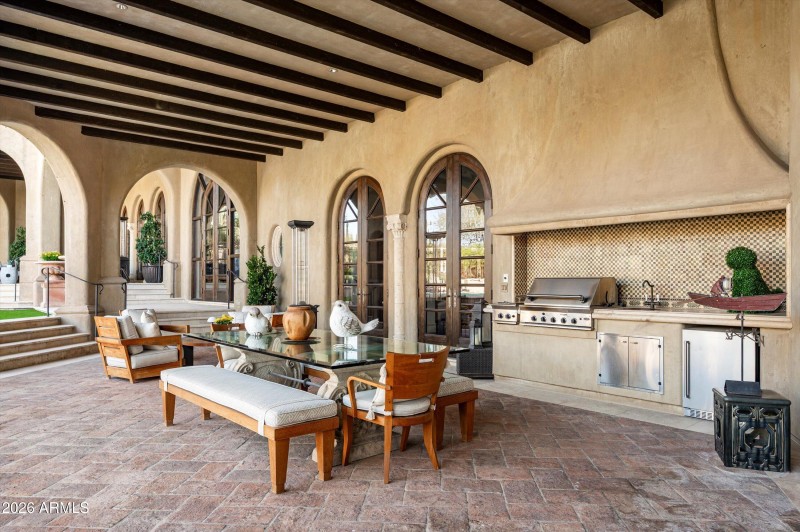 Fully equipped outdoor kitchen 1