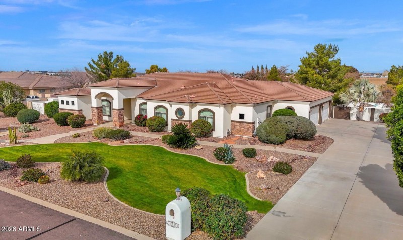Welcome to 21102 E Pummelos Rd!