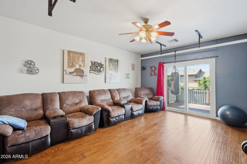 Huge Bonus Room with Balcony Access