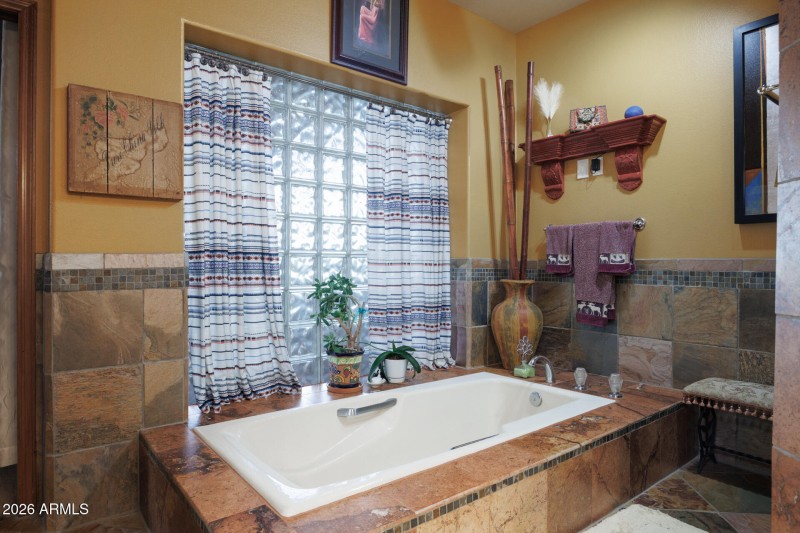 9125 N Paseo Palo Verde - Primary Bath V