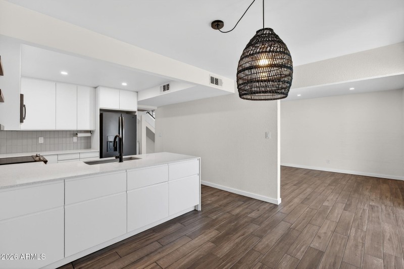 Kitchen & Breakfast Bar