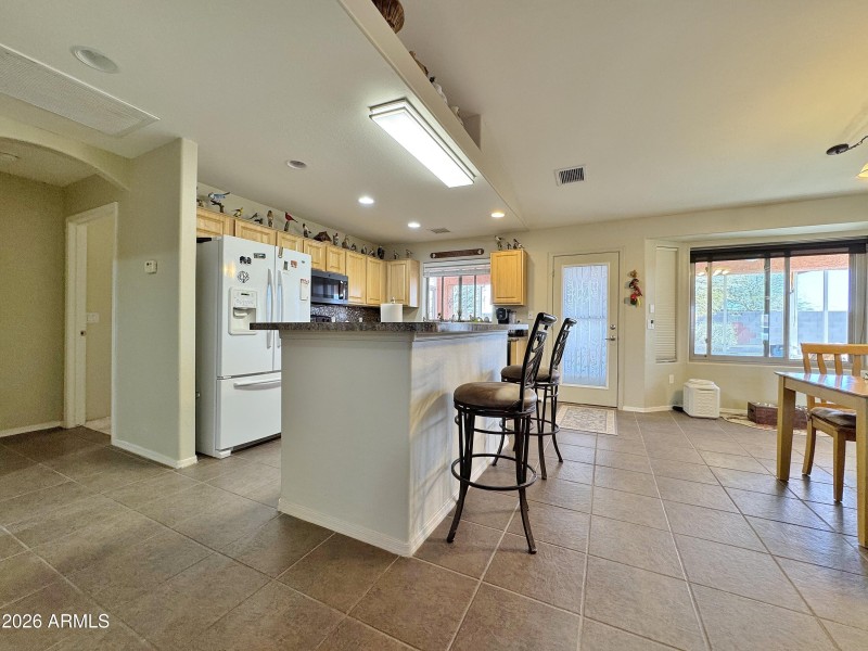 Island kitchen & breakfast bar