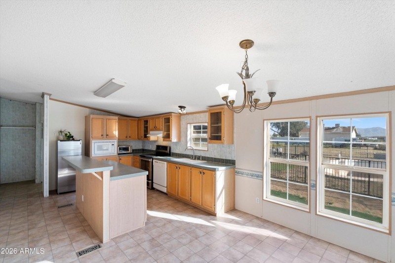 09-Dining to Kitchen