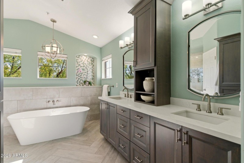 Free-standing soaking tub