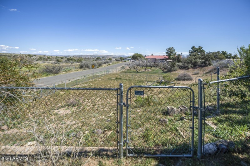 038_Access to lower lot