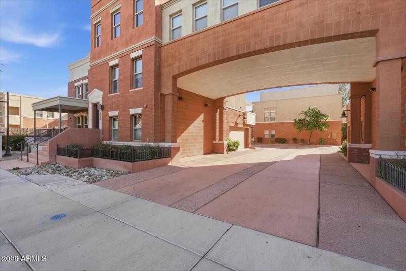 637 S ROOSEVELT Street