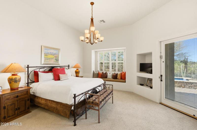 Owners suite w/ reading nook