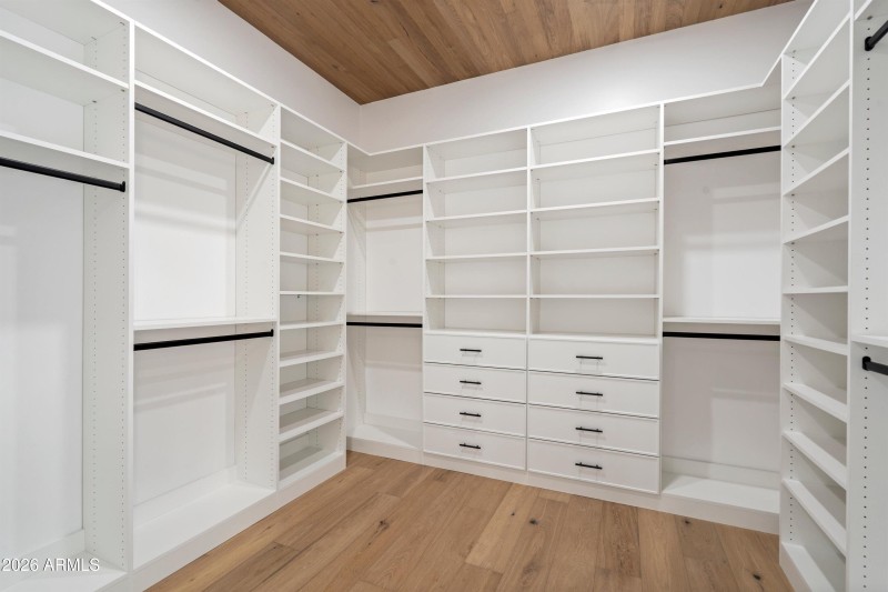 33-Walk-in Closet