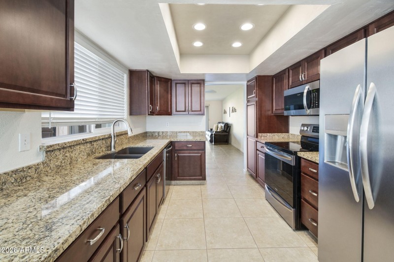 Kitchen – Granite Counters & Cabinetry