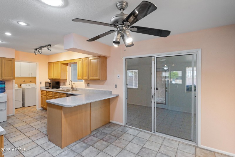 09-Dining to Kitchen