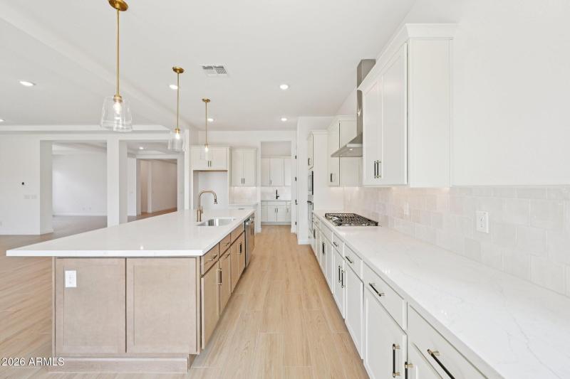 17-web-or-mls-E Twin Acres Dr-S1103-017