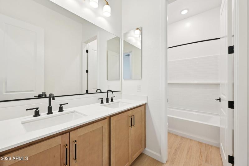 24-web-or-mls-E Twin Acres Dr-S1103-024