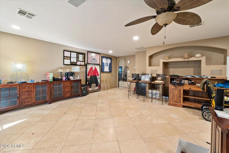 Spacious Bonus room w Ceiling Fan