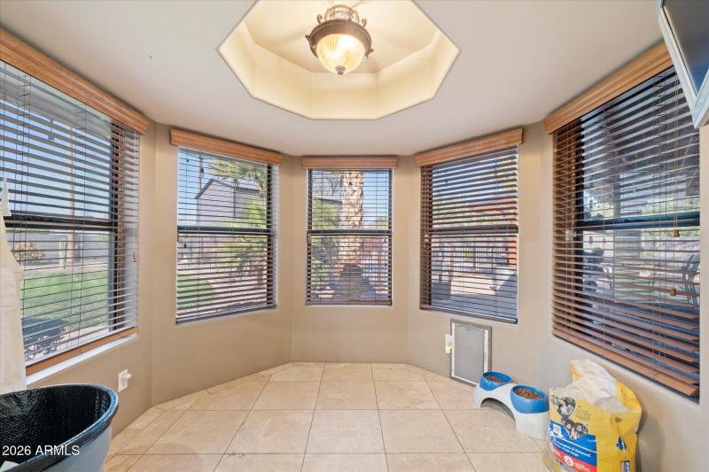 Breakfast Nook w Bay Window