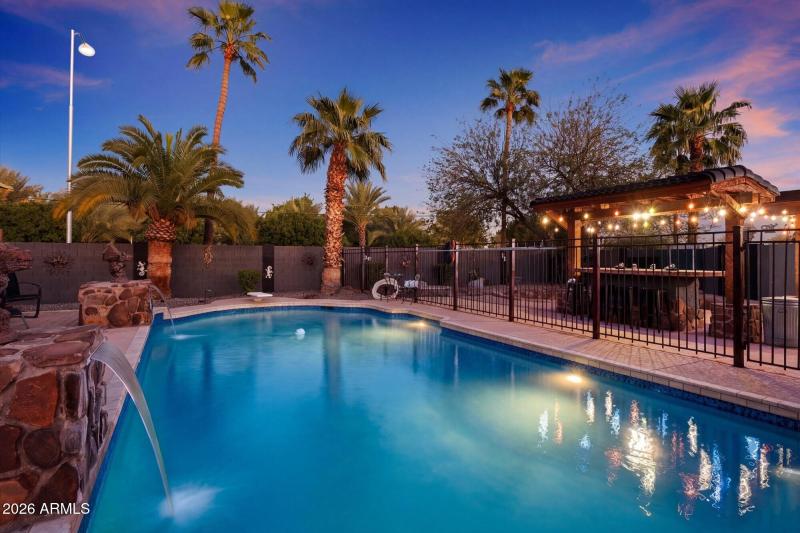 Sparkling Pool & Water Feature